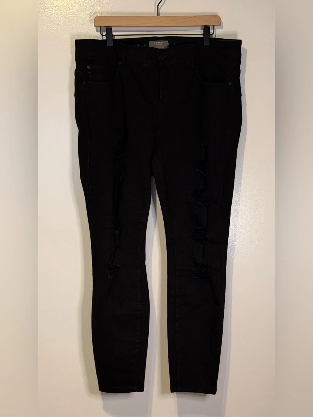 EUC Torrid Bombshell Skinny Premium Stretch High-Rise Destructed Jean - 18S